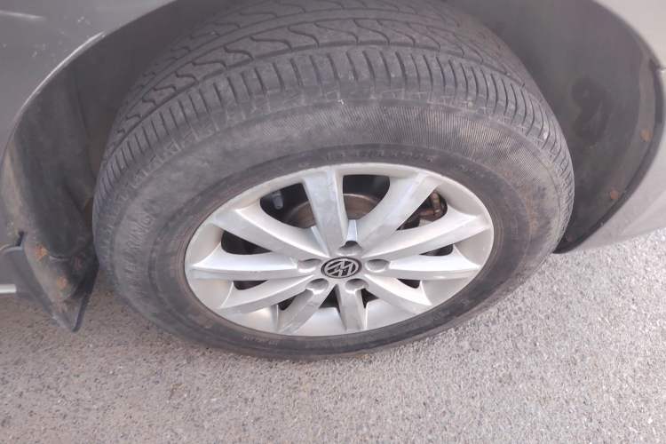 Used Volkswagen Bora 2012 1.6L Manual Comfort Model Right Front Wheel Hub