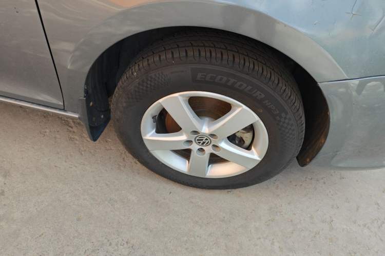Used Volkswagen Bora 2012 1.6L Automatic Fashion Edition Right Front Wheel Hub