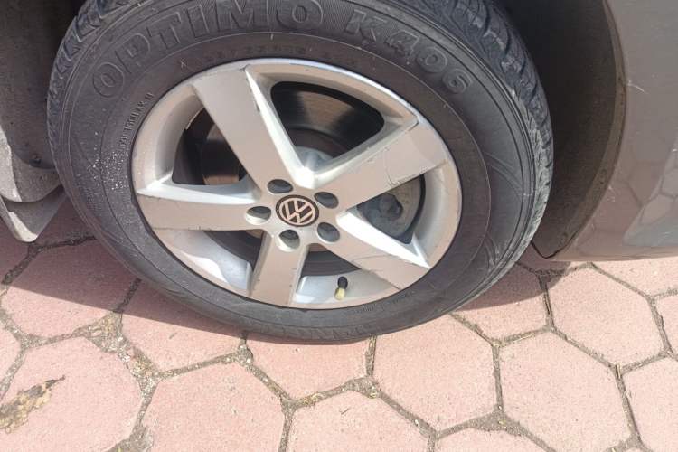 Used Volkswagen Bora 2012 1.6L Manual Fashion Edition Right Front Wheel Hub