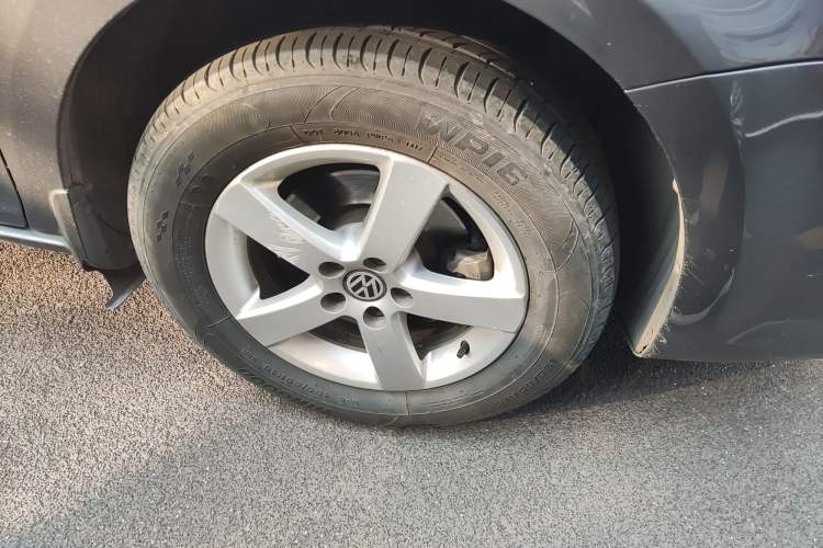Used Volkswagen Bora 2012 1.6L Automatic Fashion Edition Right Front Wheel Hub