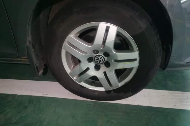 Used Volkswagen Bora 2012 1.6L Automatic Fashion Edition Right Front Wheel Hub