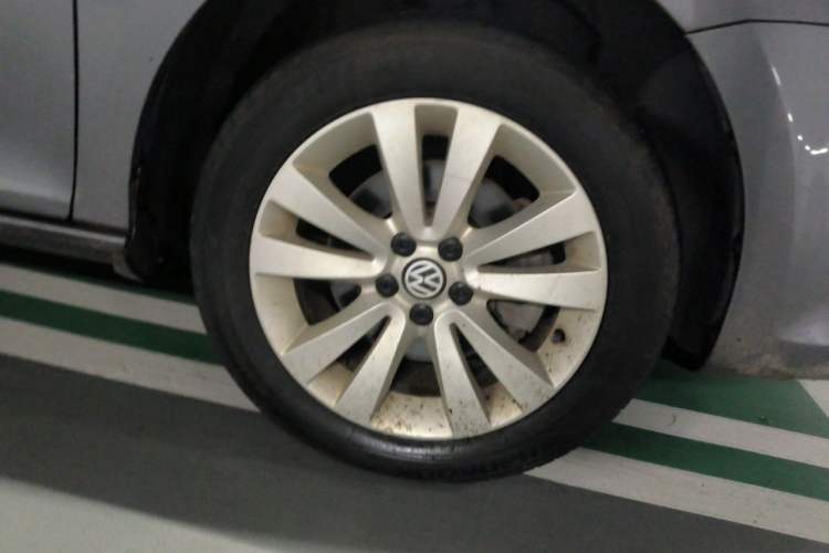 Used Volkswagen Bora 2012 1.4T Manual Comfort Version Right Front Wheel Hub
