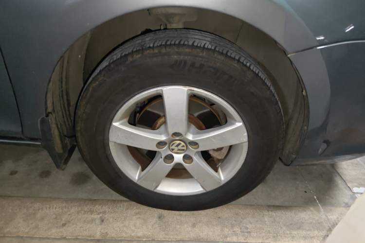 Used Volkswagen Bora 2012 1.6L Automatic Fashion Edition Right Front Wheel Hub