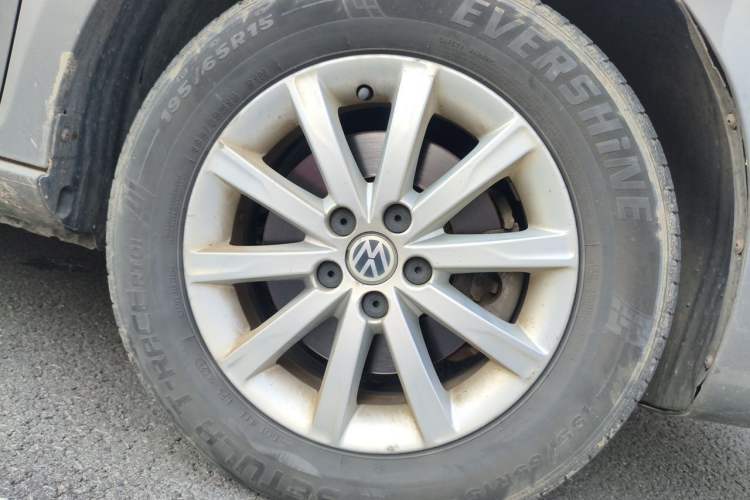 Used Volkswagen Bora 2012 1.6L Automatic Comfort Edition Right Front Wheel Hub
