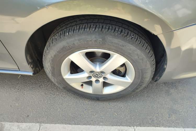 Used Volkswagen Bora 2012 1.6L Automatic Fashion Edition Right Front Wheel Hub