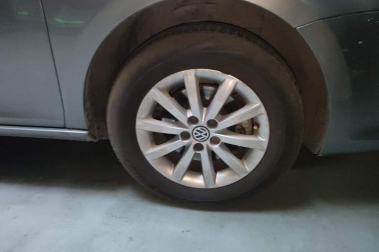 Used Volkswagen Bora 2012 1.6L Automatic Fashion Edition Right Front Wheel Hub
