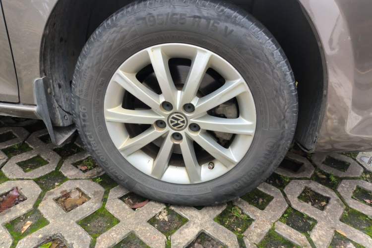 Used Volkswagen Bora 2012 1.6L Manual Comfort Model Right Front Wheel Hub