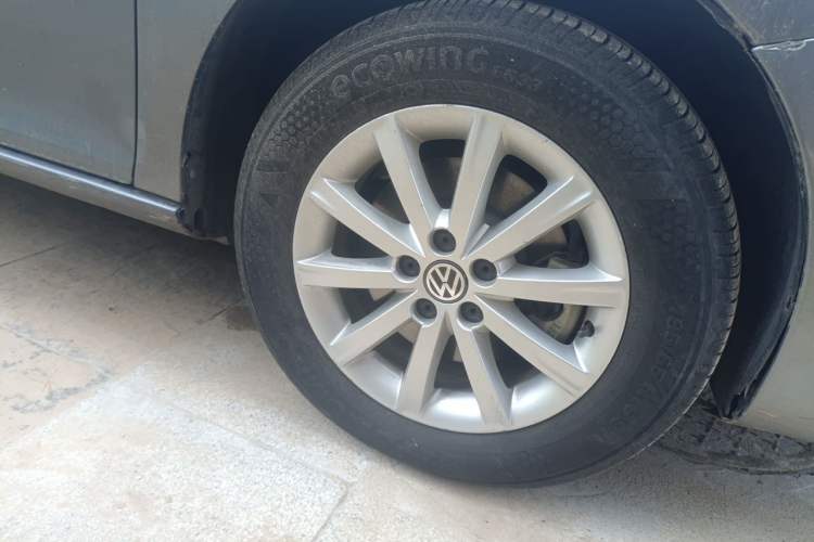 Used Volkswagen Bora 2012 1.6L Automatic Comfort Edition Right Front Wheel Hub