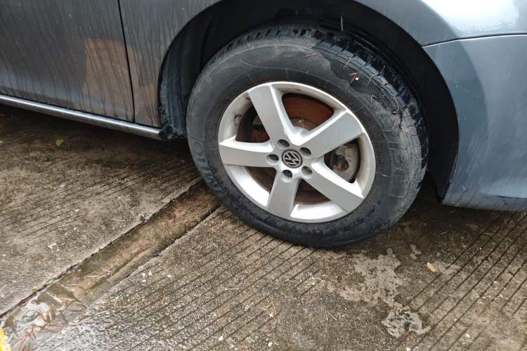 Used Volkswagen Bora 2012 1.6L Manual Fashion Edition Right Front Wheel Hub