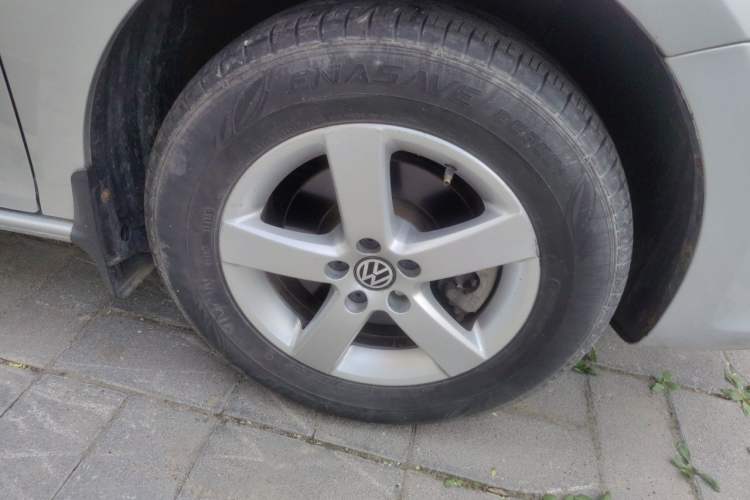 Used Volkswagen Bora  Right Front Wheel Hub