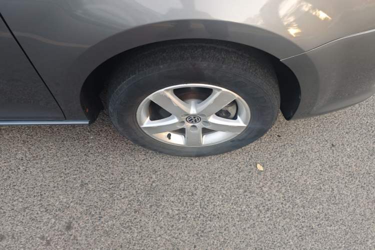 Used Volkswagen Bora 2012 1.6L Manual Fashion Edition Right Front Wheel Hub