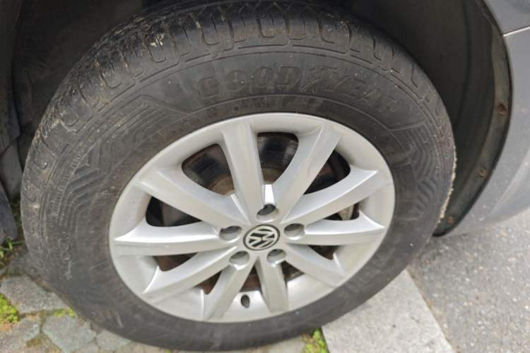 Used Volkswagen Bora 2012 1.6L Manual Comfort Model Right Front Wheel Hub