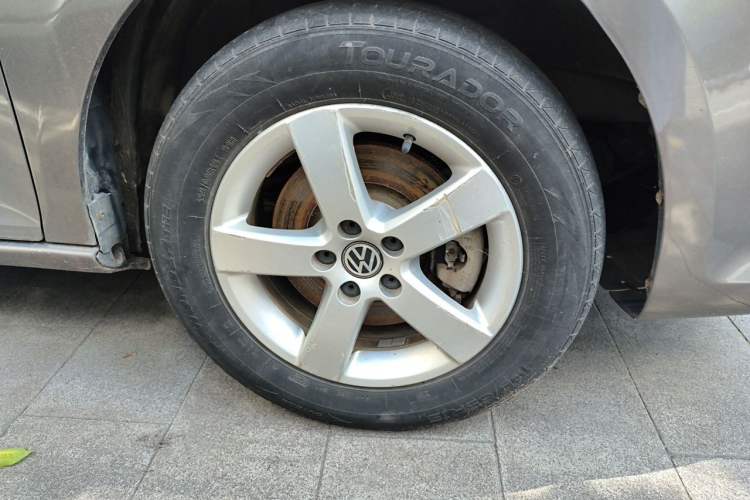 Used Volkswagen Bora 2012 1.6L Automatic Fashion Edition Right Front Wheel Hub