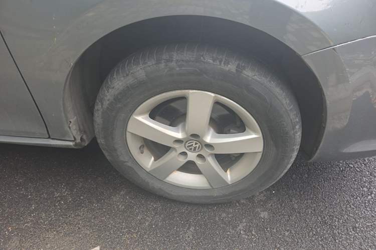 Used Volkswagen Bora 2012 1.6L Automatic Fashion Edition Right Front Wheel Hub