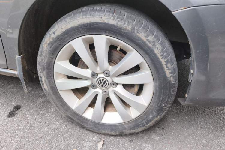 Used Volkswagen Bora 2012 1.6L Automatic Fashion Value Edition Right Front Wheel Hub