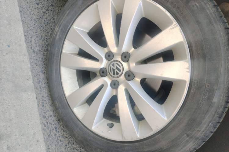 Used Volkswagen Bora 2012 1.6L Automatic Comfortable Value Edition Right Front Wheel Hub