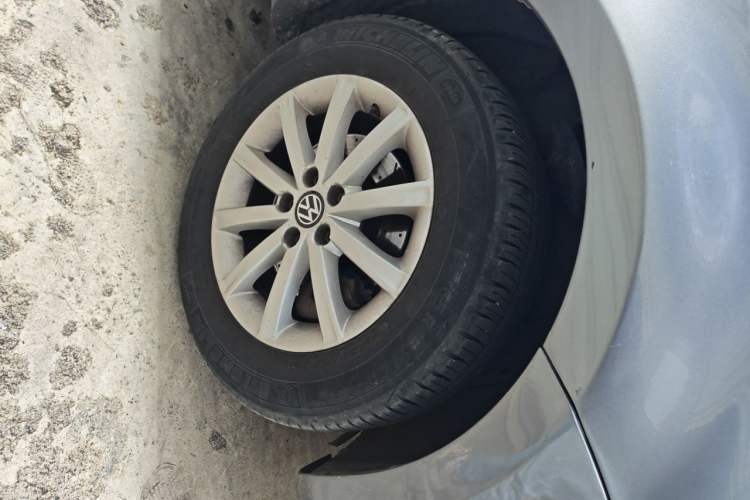 Used Volkswagen Bora 2012 1.6L Automatic Comfort Edition Right Front Wheel Hub