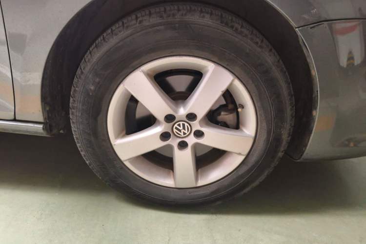 Used Volkswagen Bora 2012 1.6L Automatic Fashion Edition Right Front Wheel Hub