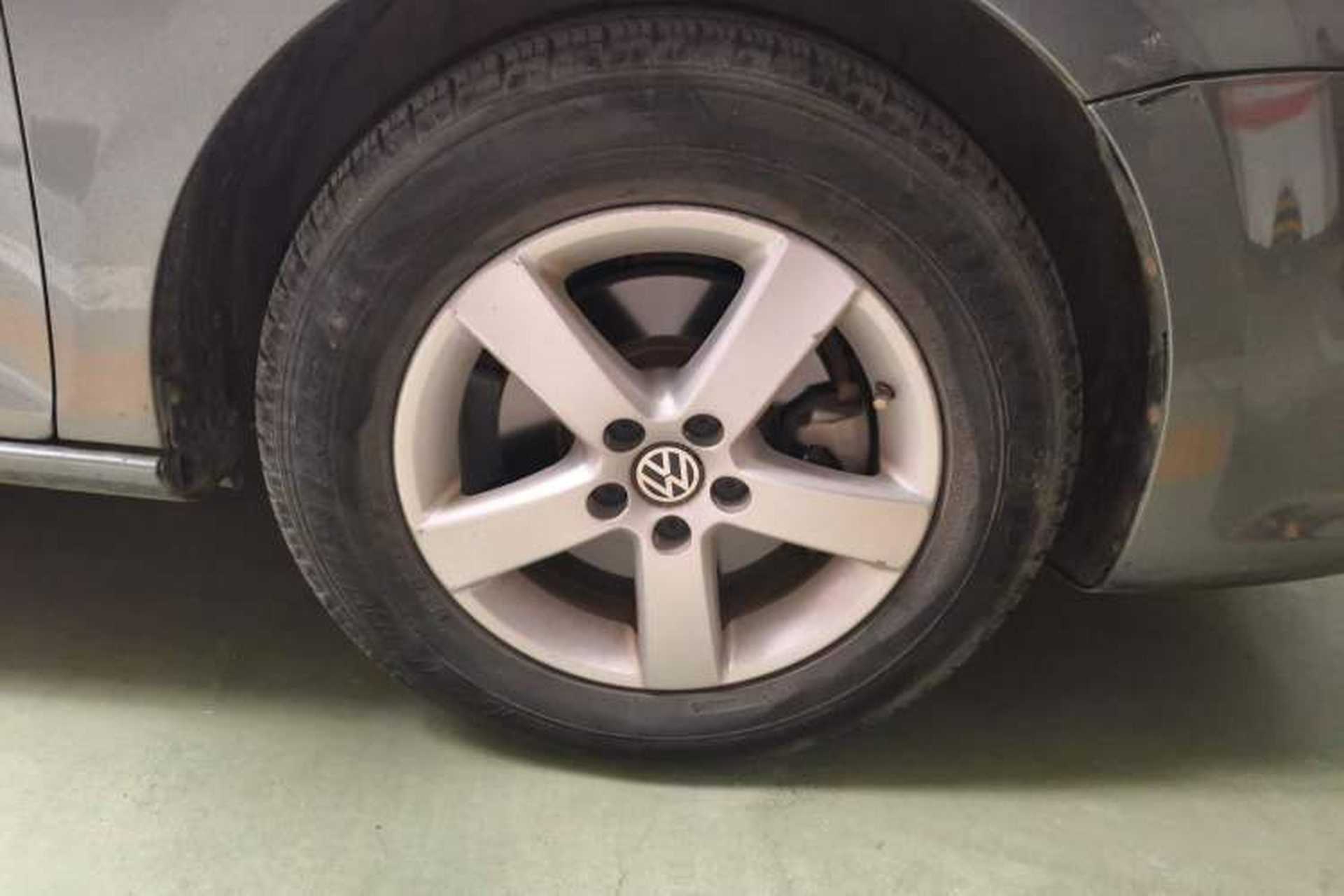 Used Volkswagen Bora 2012 1.6L Automatic Fashion Edition Right Front Wheel Hub