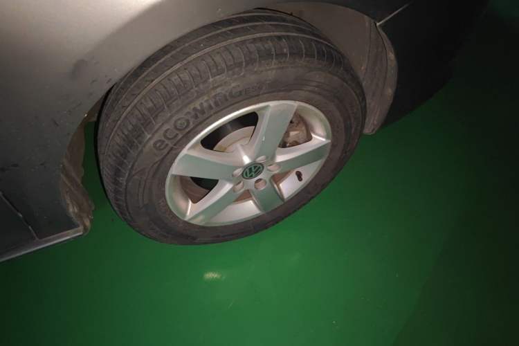 Used Volkswagen Bora 2012 1.6L Manual Fashion Edition Right Front Wheel Hub