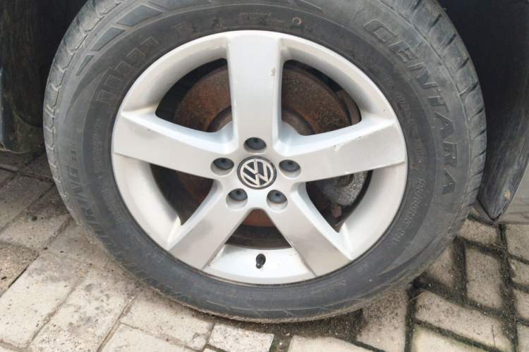 Used Volkswagen Bora 2012 1.6L Automatic Fashion Edition Right Front Wheel Hub