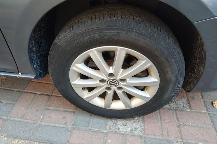 Used Volkswagen Bora 2012 1.6L Automatic Comfort Edition Right Front Wheel Hub