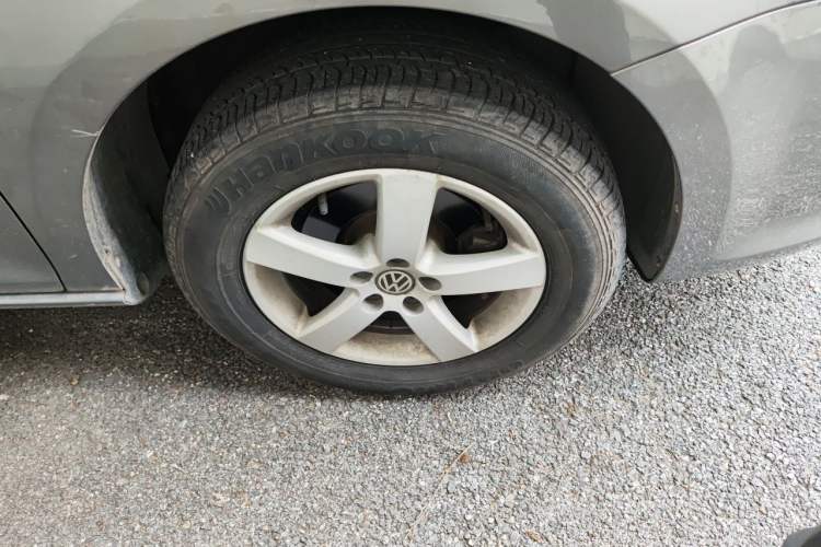 Used Volkswagen Bora 2012 1.6L Manual Fashion Edition Right Front Wheel Hub