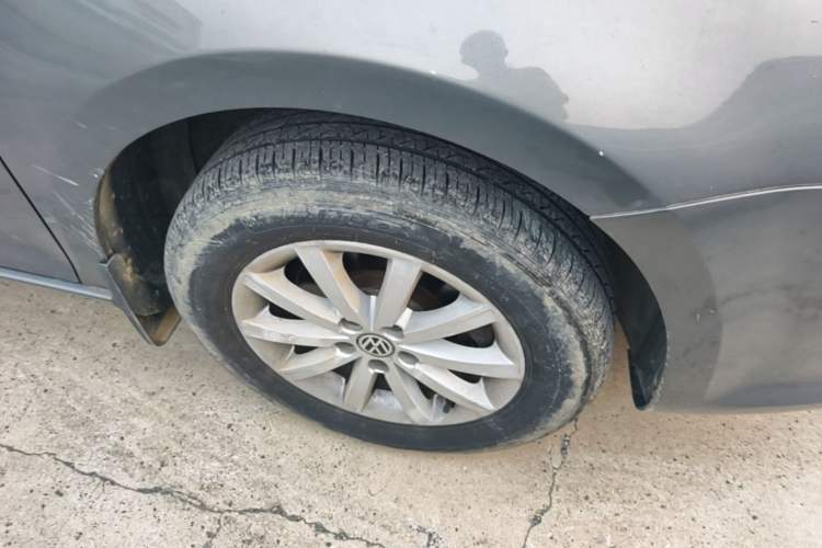 Used Volkswagen Bora 2012 1.6L Manual Comfort Model Right Front Wheel Hub