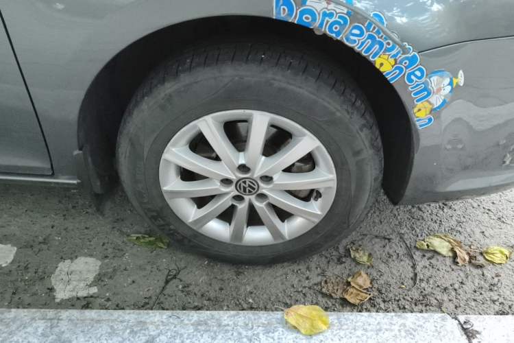Used Volkswagen Bora 2012 1.6L Manual Comfort Model Right Front Wheel Hub