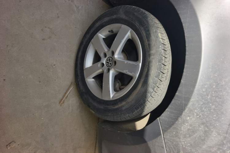 Used Volkswagen Bora 2012 1.6L Manual Fashion Edition Right Front Wheel Hub