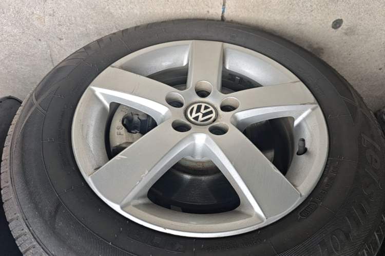 Used Volkswagen Bora 2012 1.6L Automatic Fashion Edition Right Rear Wheel Hub