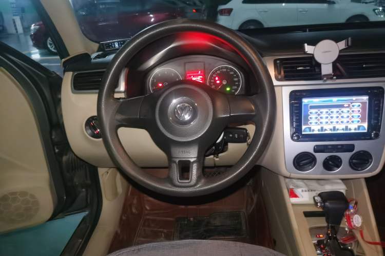 Used Volkswagen Bora 2012 1.6L Automatic Fashion Edition Steering Wheel