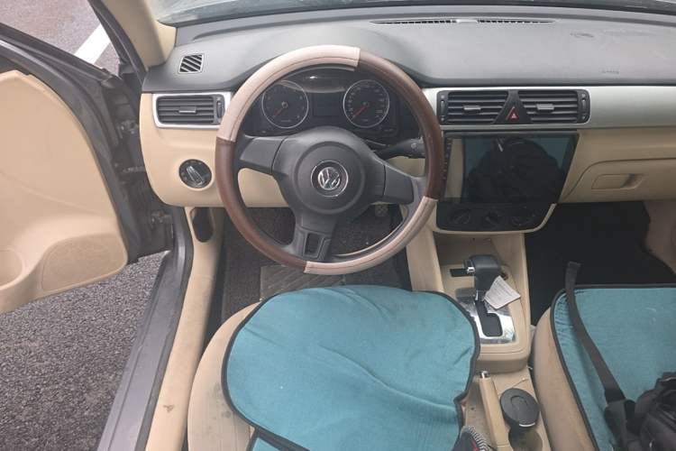 Used Volkswagen Bora 2012 1.6L Automatic Fashion Edition Steering Wheel