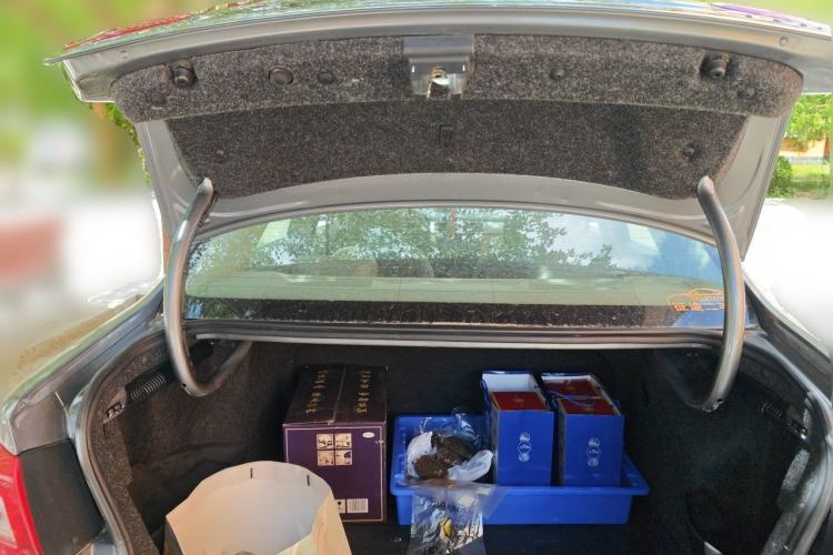 Used Volkswagen Bora 2012 1.6L Automatic Fashion Edition Trunk