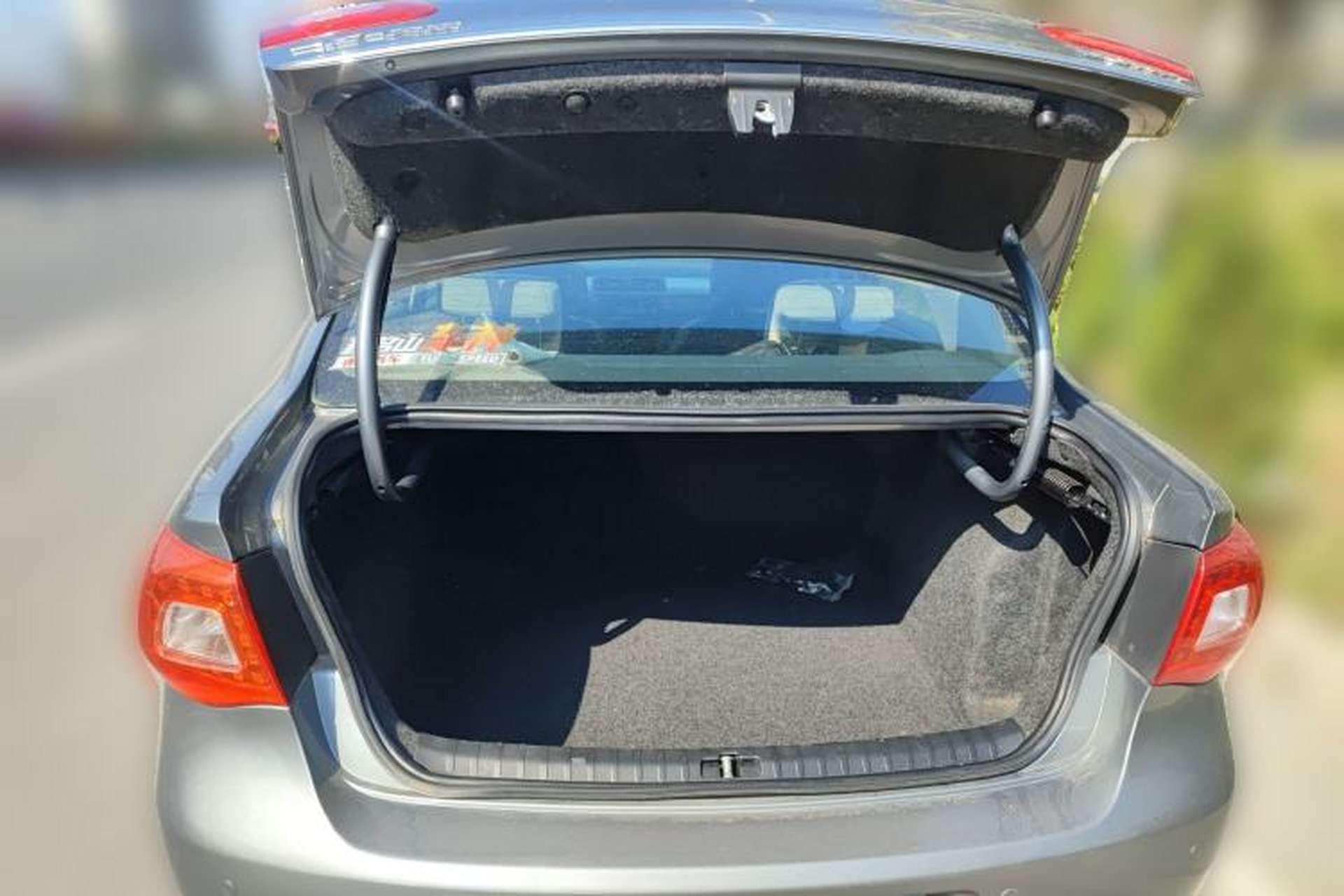 Used Volkswagen Bora 2012 1.6L Automatic Fashion Edition Trunk