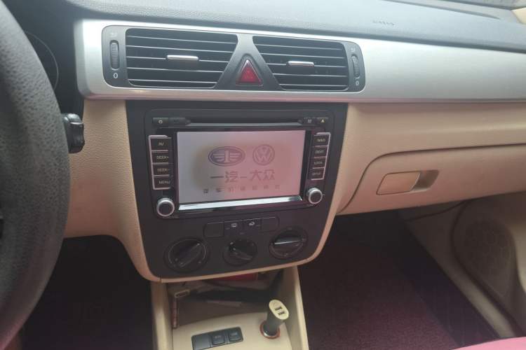 Used Volkswagen Bora 2012 1.6L Manual Fashion Edition Audio And AC Panel