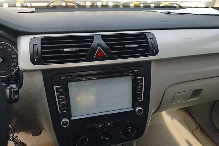 Used Volkswagen Bora 2012 1.6L Manual Fashion Edition Audio And AC Panel
