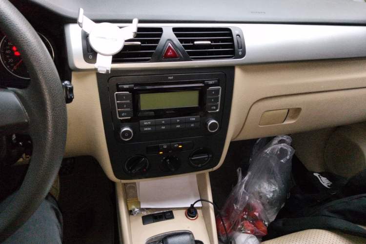 Used Volkswagen Bora 2012 1.6L Automatic Fashion Edition Audio And AC Panel