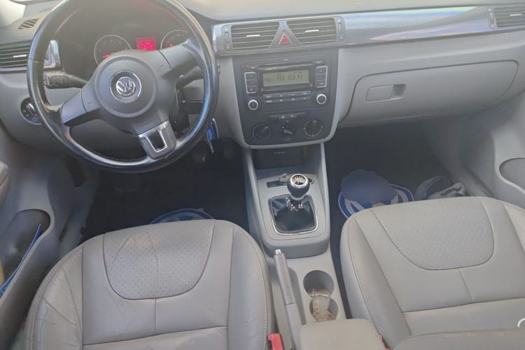 Used Volkswagen Bora 2012 1.6L Manual Comfort Model Center Console