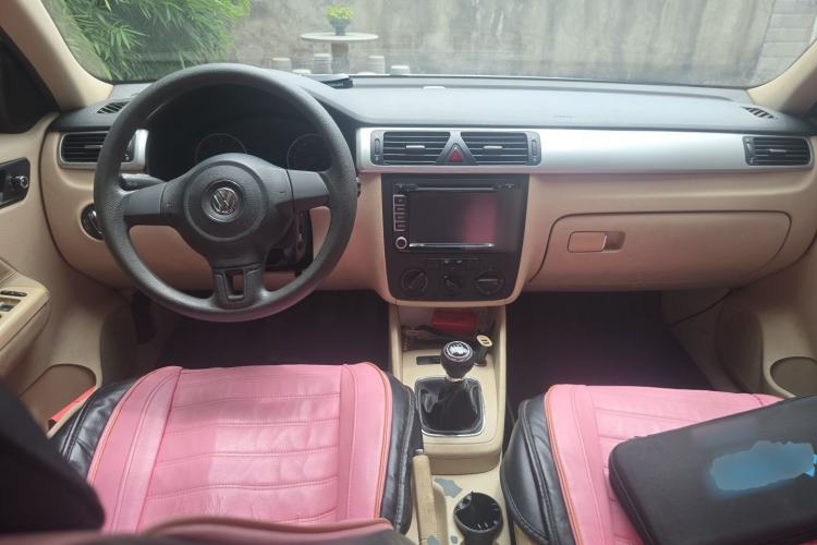 Used Volkswagen Bora 2012 1.6L Manual Fashion Edition Center Console