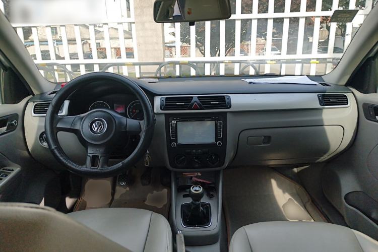 Used Volkswagen Bora 2012 1.6L Manual Fashion Edition Center Console