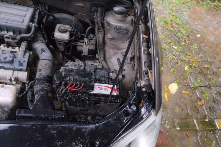 Used Volkswagen Bora 2012 1.6L Automatic Fashion Edition Engine Bay Left