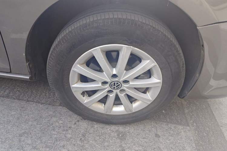 Used Volkswagen Bora 2012 1.6L Manual Comfort Model Right Front Wheel Hub