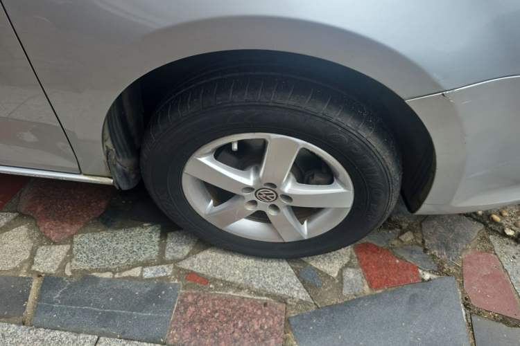 Used Volkswagen Bora 2012 1.6L Manual Fashion Edition Right Front Wheel Hub