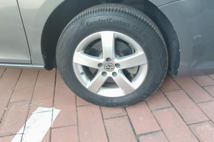 Used Volkswagen Bora 2012 1.6L Automatic Fashion Value Edition Right Front Wheel Hub