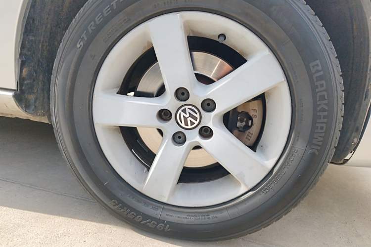 Used Volkswagen Bora 2012 1.6L Manual Fashion Edition Right Front Wheel Hub