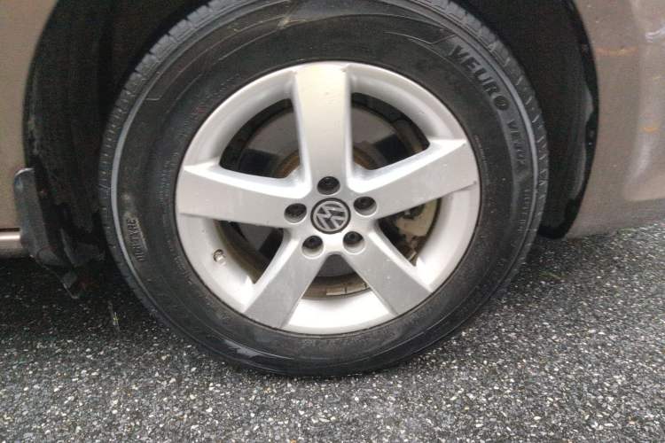 Used Volkswagen Bora 2012 1.6L Automatic Fashion Edition Right Front Wheel Hub