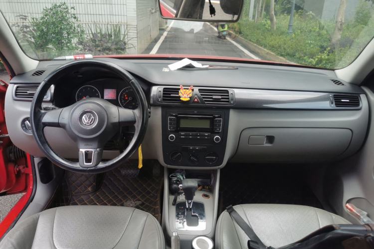 Used Volkswagen Bora 2012 1.6L Automatic Comfort Edition Center Console