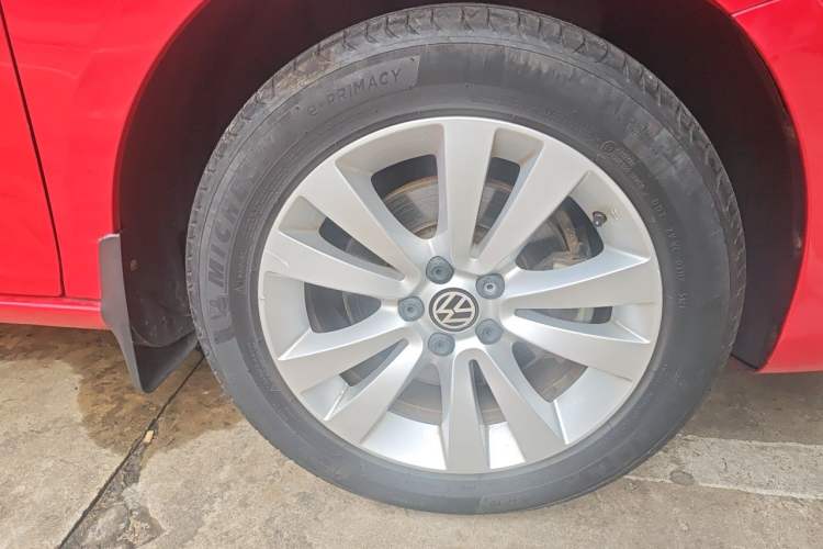 Used Volkswagen Bora 2012 1.4T Automatic Luxury Version Right Front Wheel Hub