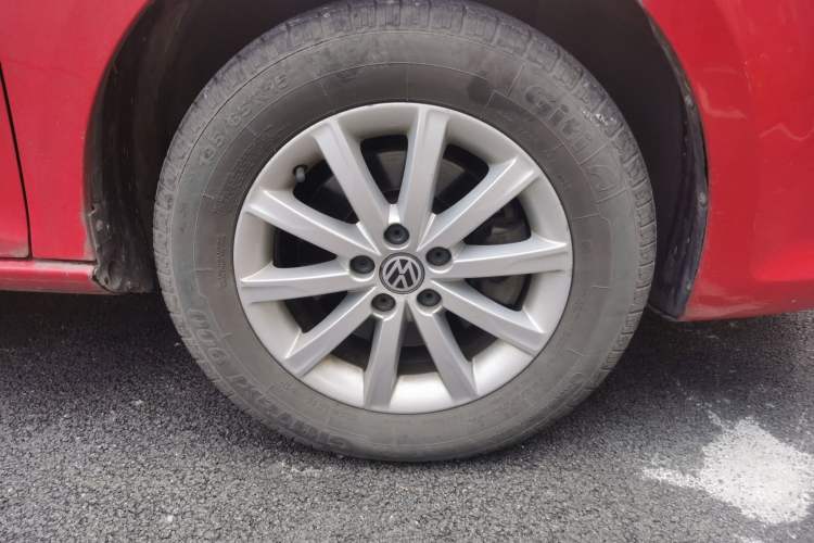 Used Volkswagen Bora 2012 1.6L Automatic Comfort Edition Right Front Wheel Hub